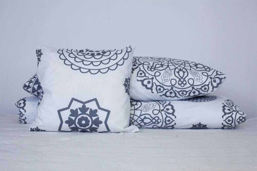 Bílo-šedé bavlněné povlečení Cotton House Mandala