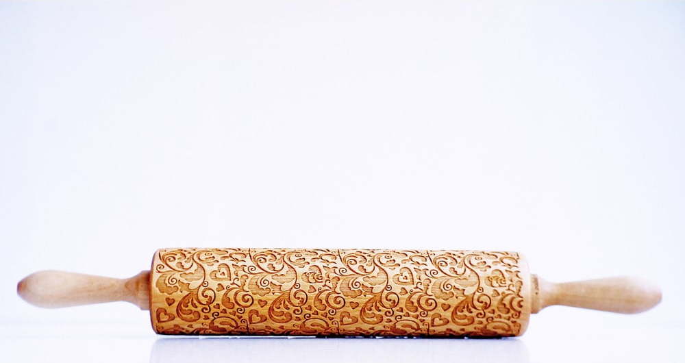 Dřevěný embosovaný váleček na těsto Valek Flower Hearts Valek