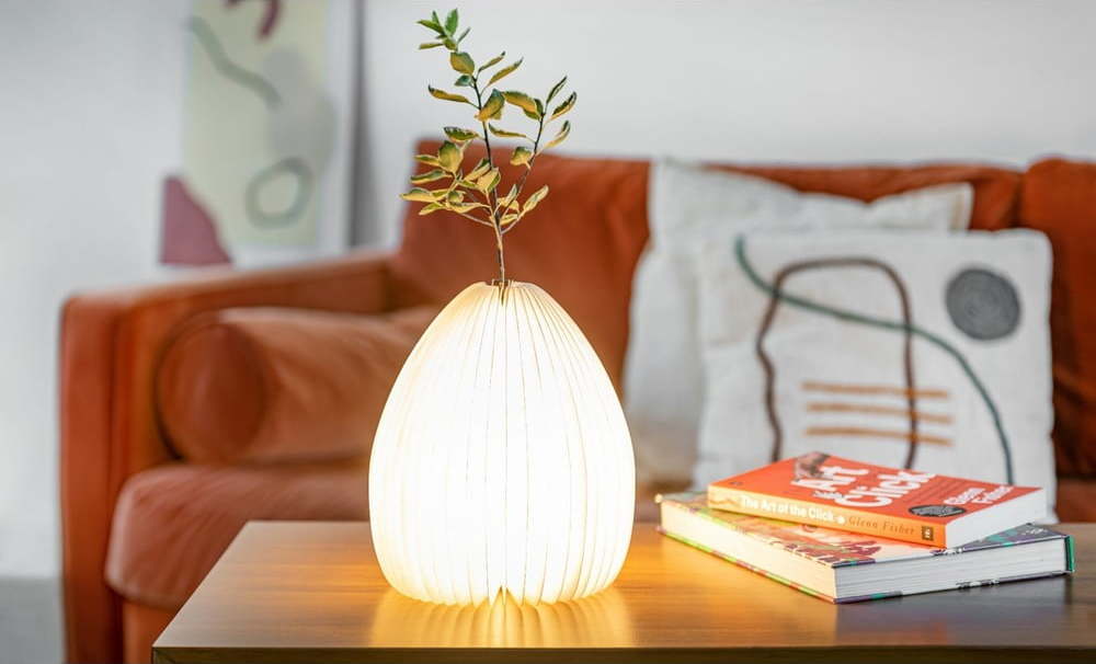 Stolní lampa a váza v jednom Gingko Walnut Gingko