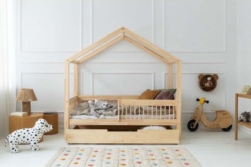 Domečková dětská postel z borovicového dřeva s úložným prostorem a výsuvným lůžkem v přírodní barvě 90x180 cm Mila RMW – Adeko Adeko