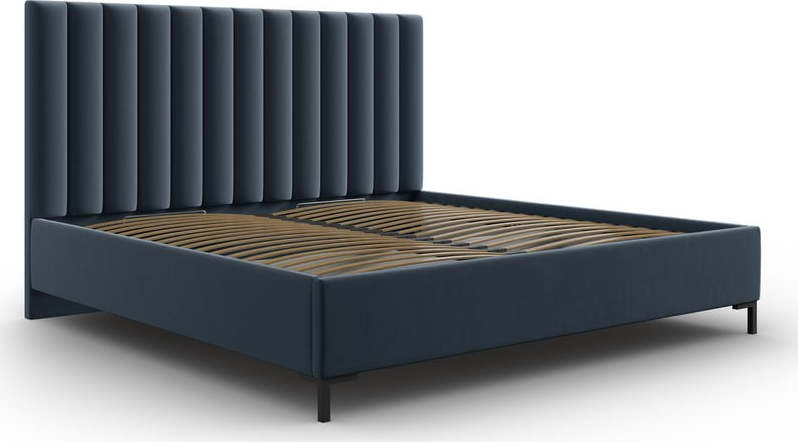 Tmavě modrá čalouněná dvoulůžková postel s úložným prostorem s roštem 180x200 cm Casey – Mazzini Beds Mazzini Beds